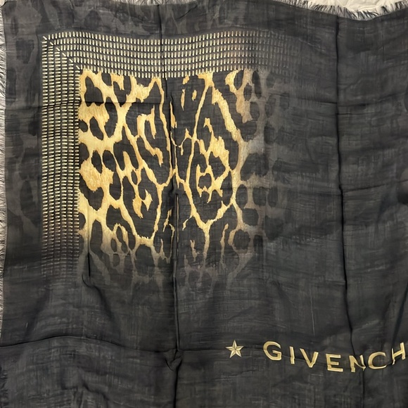 Brand new Givenchy wool 44x44” - Picture 3 of 10